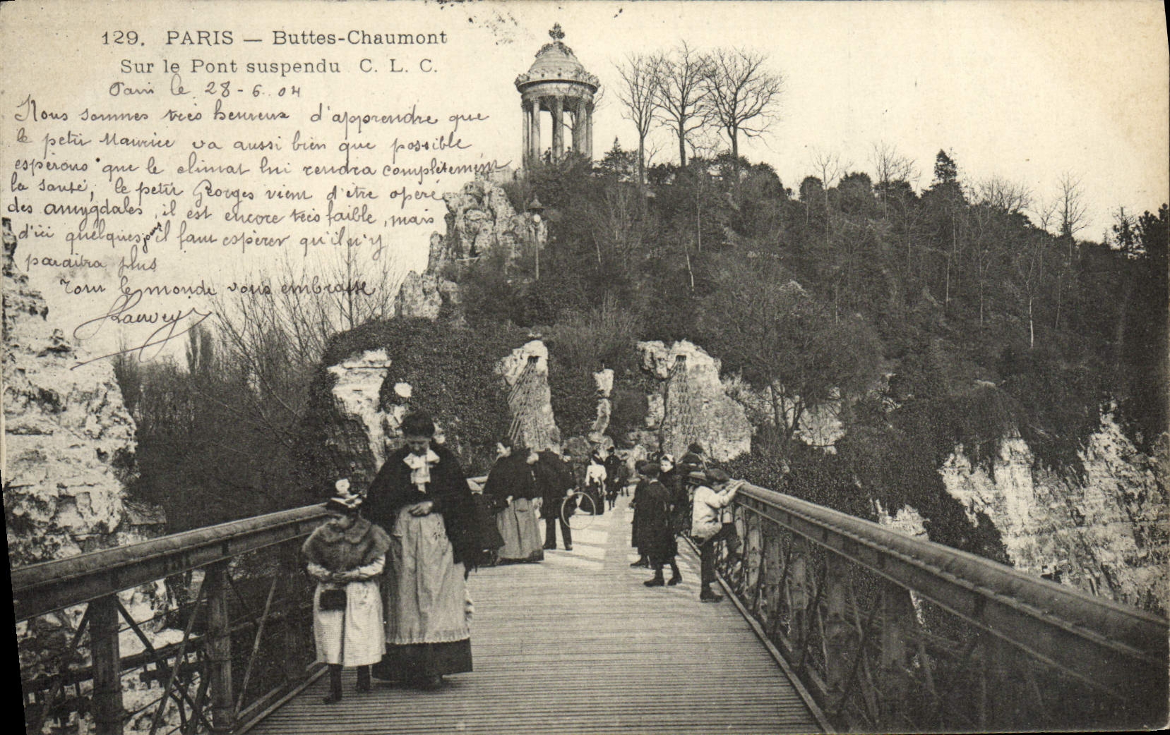 CPA Paris Buttes Chaumont Sur Le Pont Suspendu