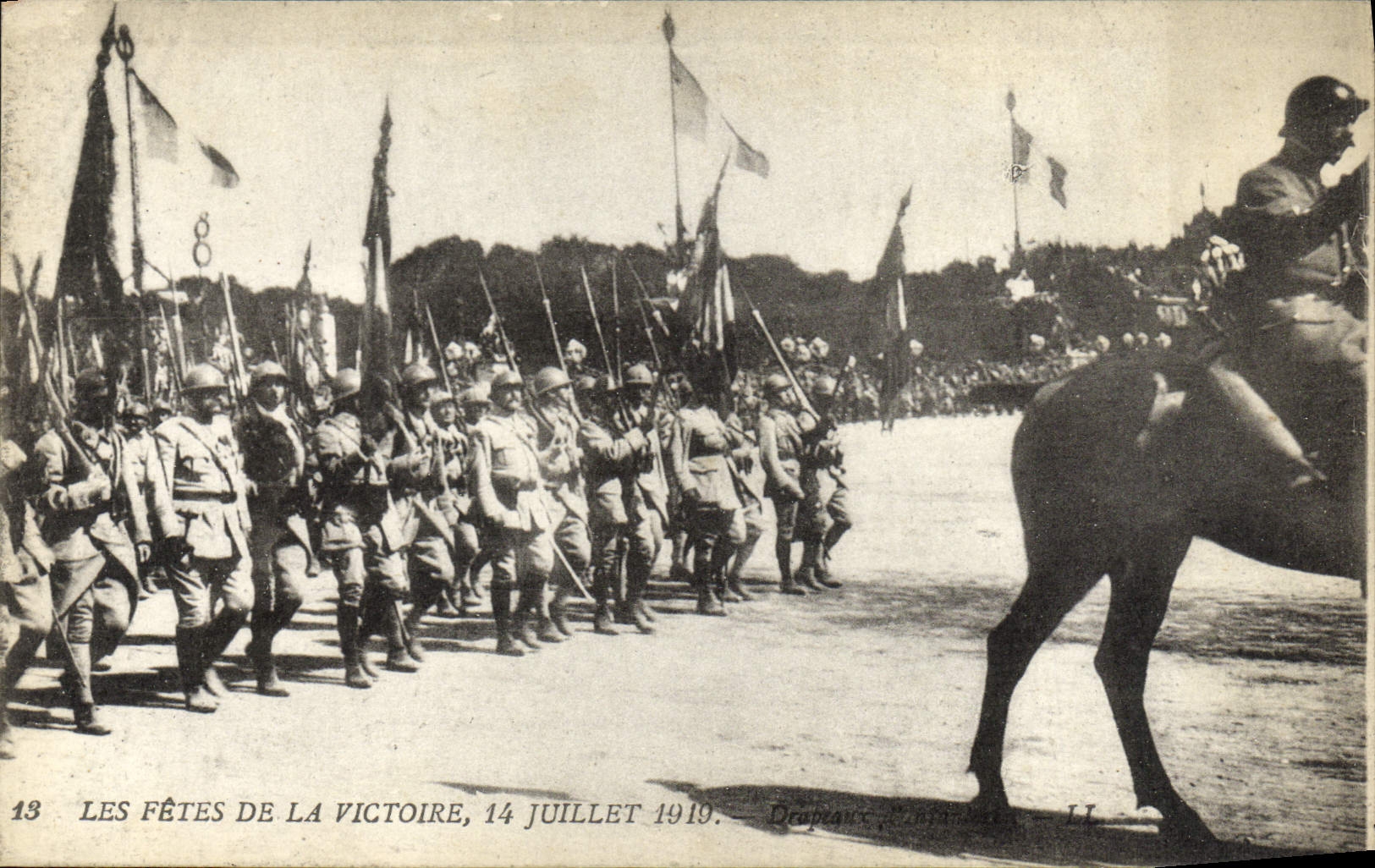 CPA Les Fetes De La Victoire 14 Juillet 1919 Militaria Drapeaux d'infanterie
