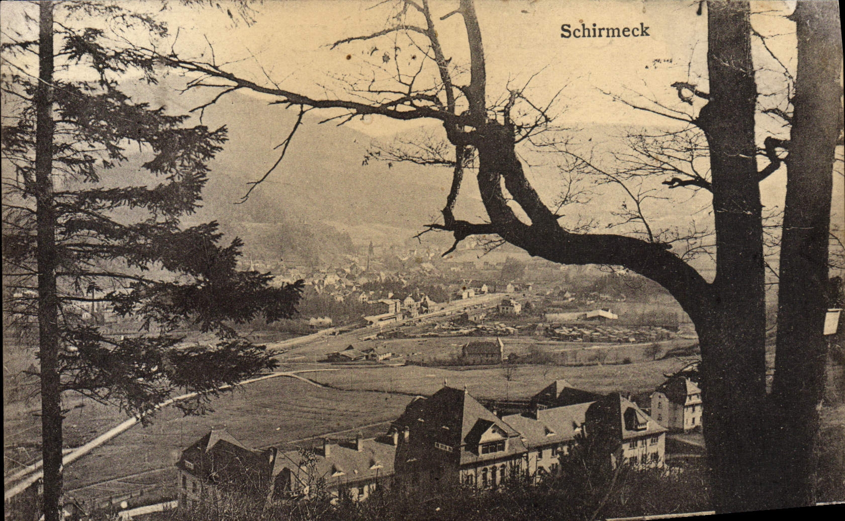 Schirmeck — vue panoramique depuis un promontoire — A. B. Schirmeck