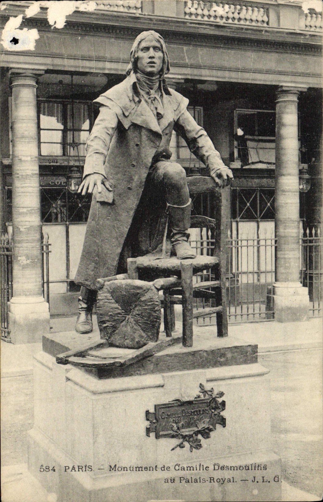 CPA Paris Monument De Camille Desmoulins Au Palais Royal