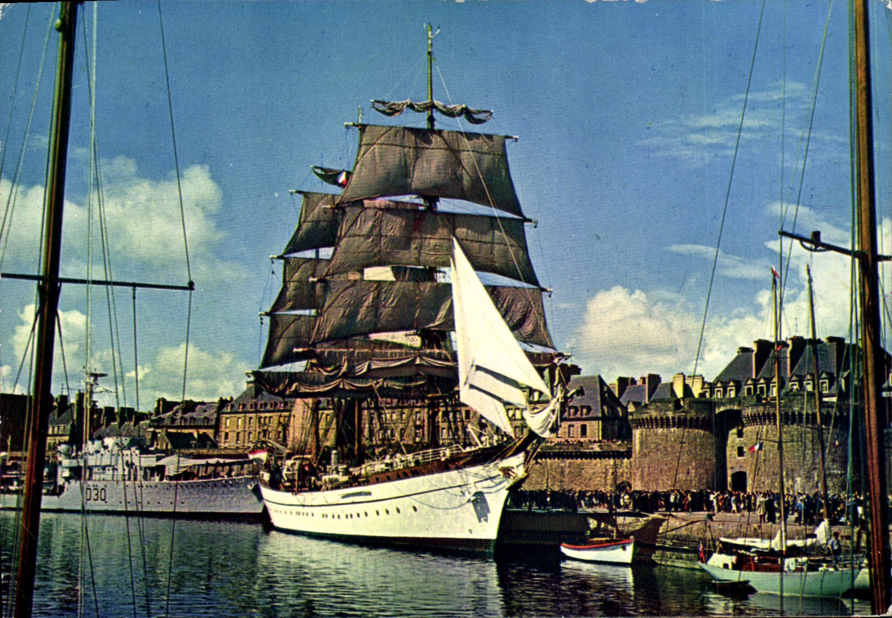 Saint-Malo — Grand voilier dans le bassin devant les remparts — PAIMPOL
