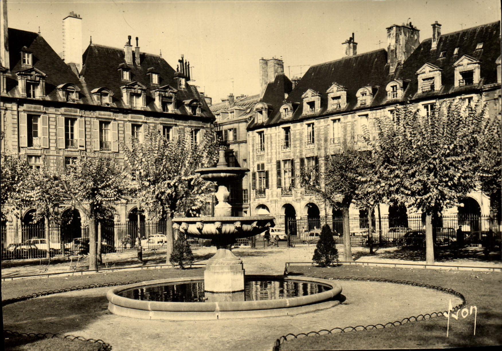 CPM Paris En Flanant La Place Des Vosges