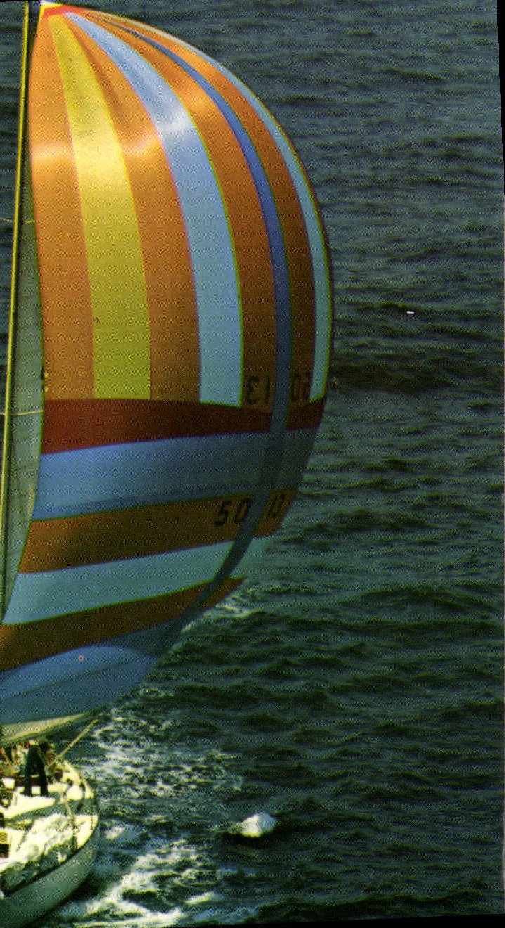 Segelboot der Klasse II 1.0R — unter Spinnaker — Editions S. Audieres