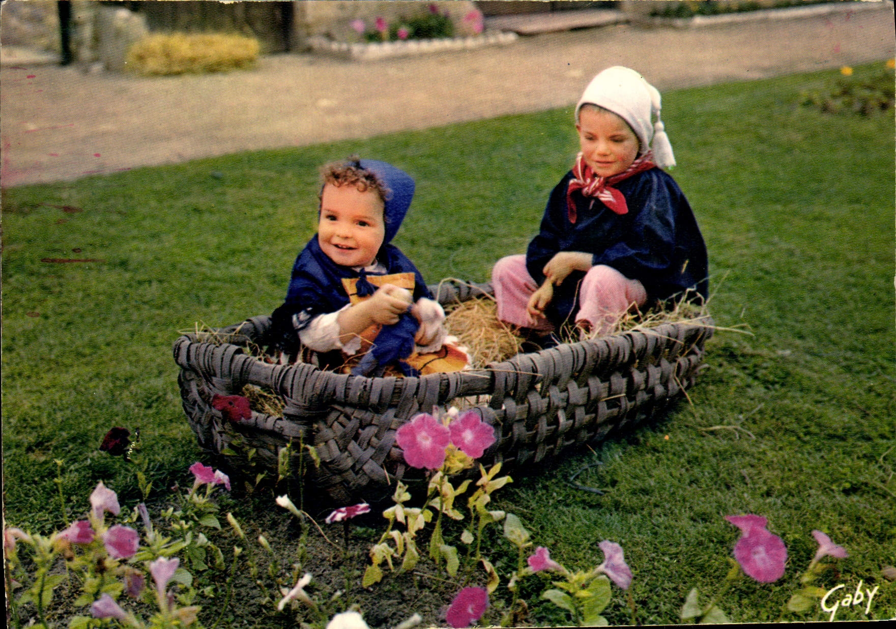 Deux enfants dans un panier — Folklore de France, série 168 — éditeur Artat & Frères, Nantes-Carquefou