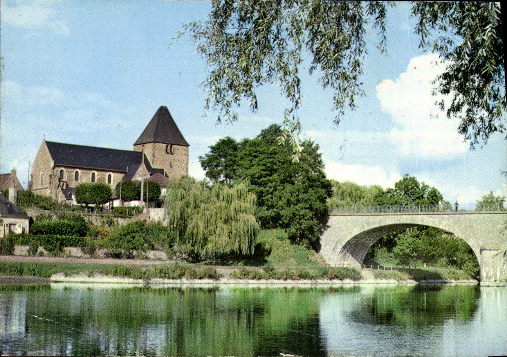 CPM Roeze Sur Sarthe Le Pont Vue sur l'Eglise