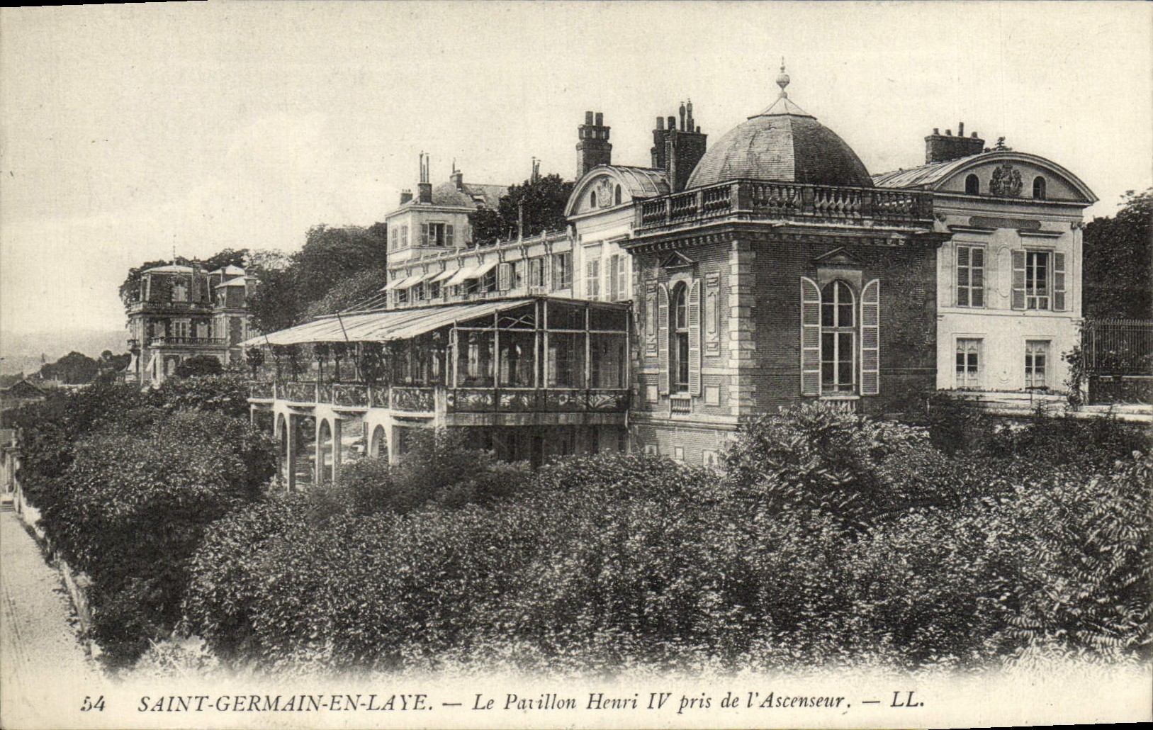 Saint-Germain-en-Laye — Le Pavillon Henri IV pris de l'Ascenseur — LL.