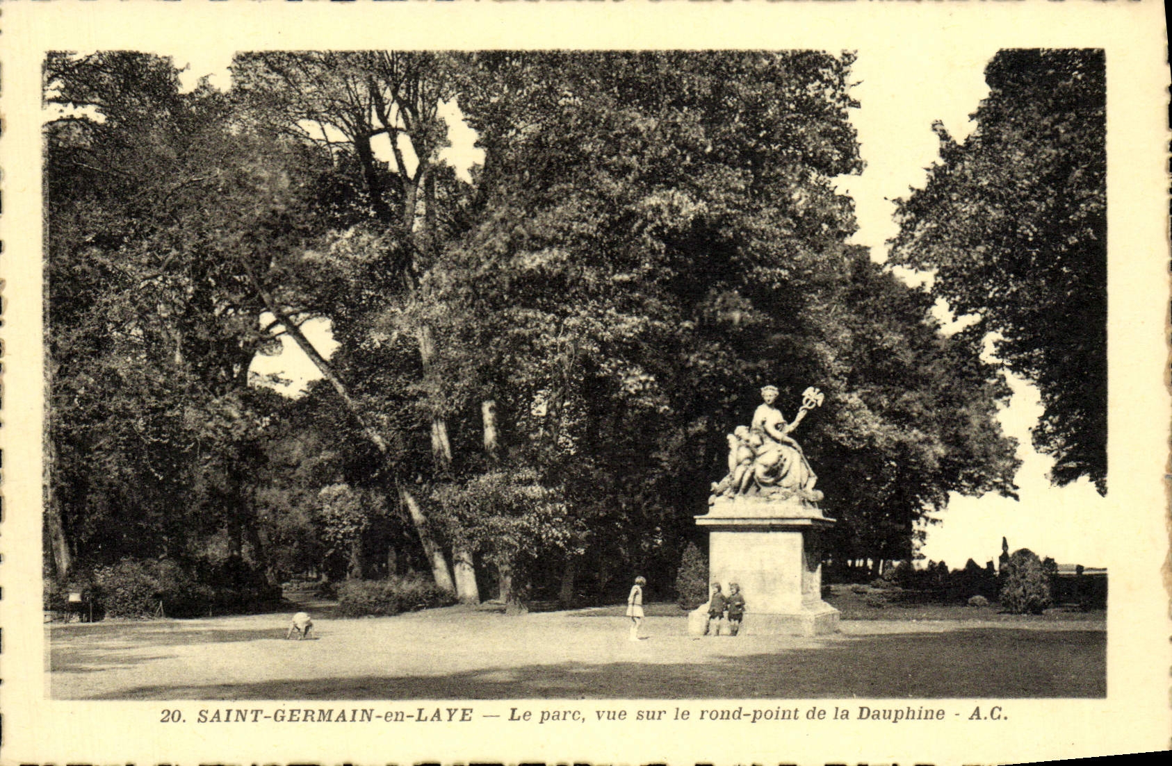 Saint-Germain-en-Laye — Le parc, vue sur le rond-point de la Dauphine — A.C.
