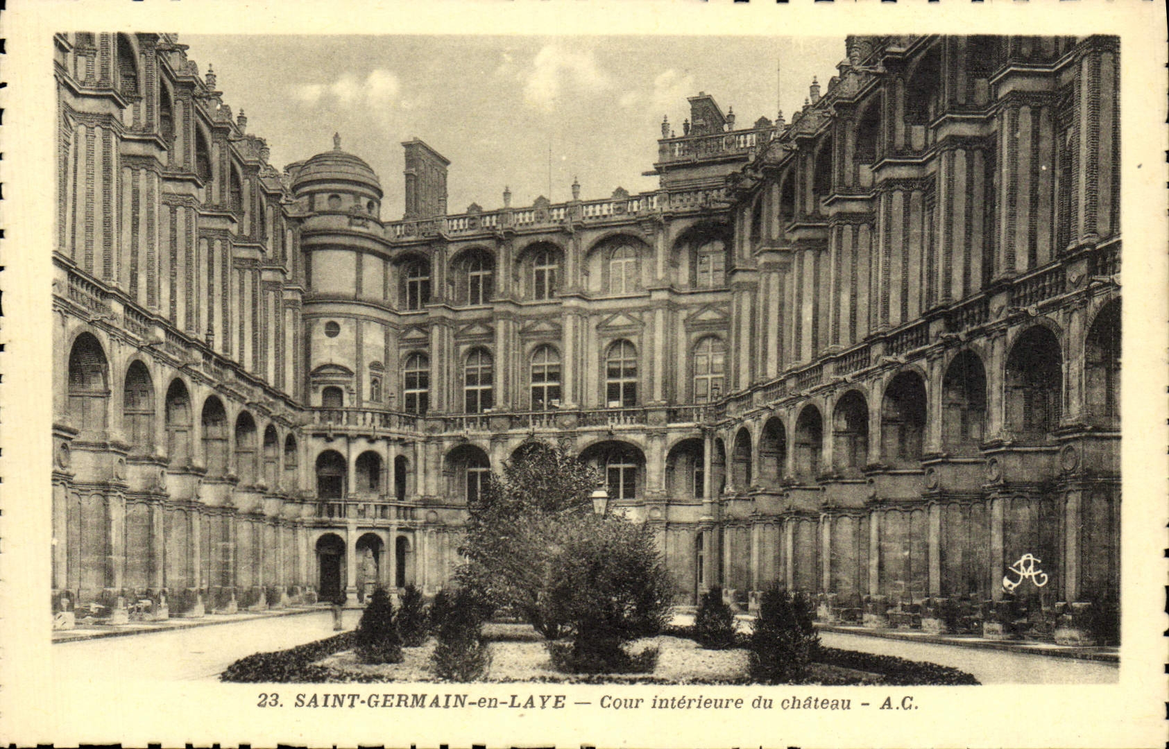 Saint-Germain-en-Laye — Cour intérieure du château — A.C.