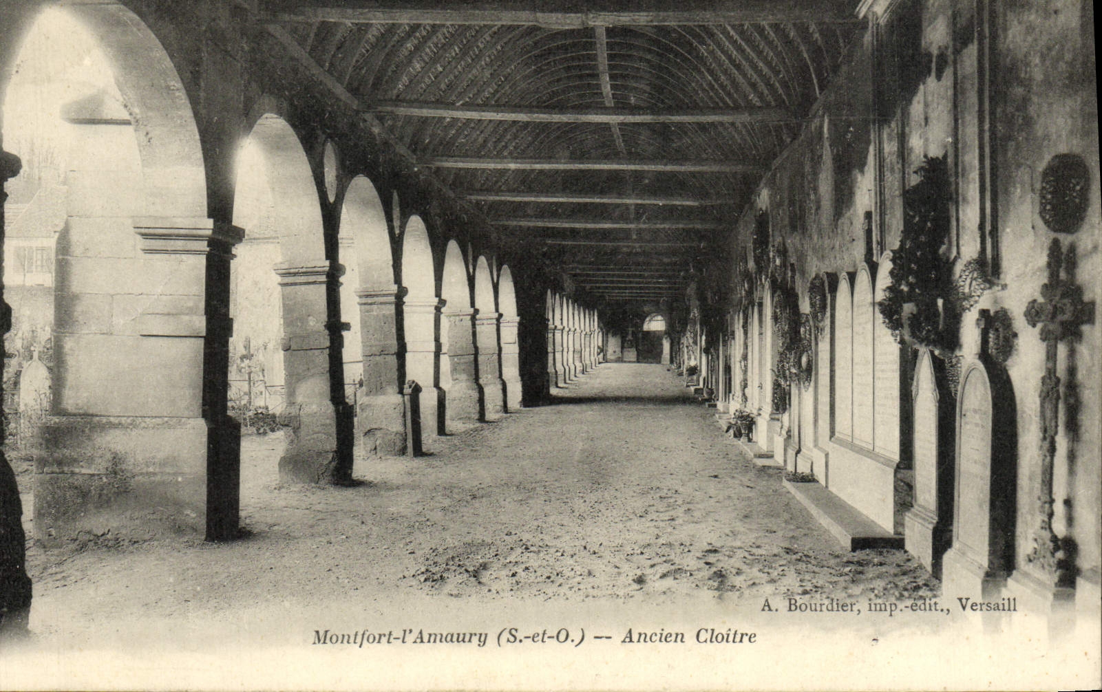 Montfort-l'Amaury (S.-et-O.) — Ancien Cloître — A. Bourdier, imp.-édit., Versailles