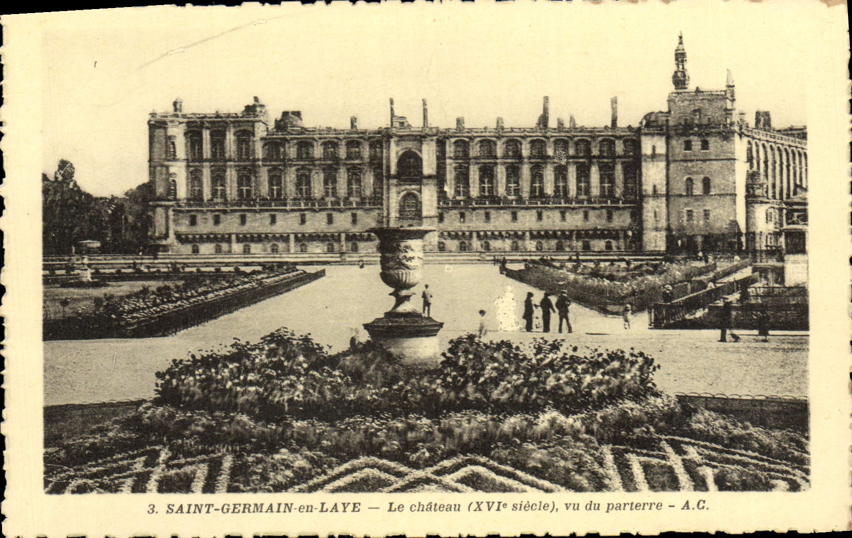 Saint-Germain-en-Laye — Le château (XVIe siècle), vu du parterre — A.C.