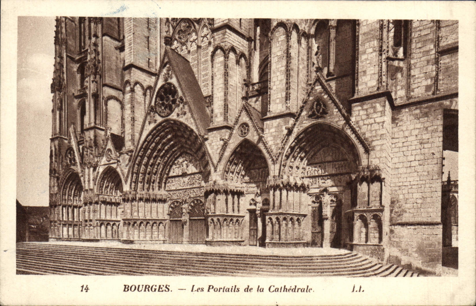 CPA Bourges Les Portails de la Cathedrale