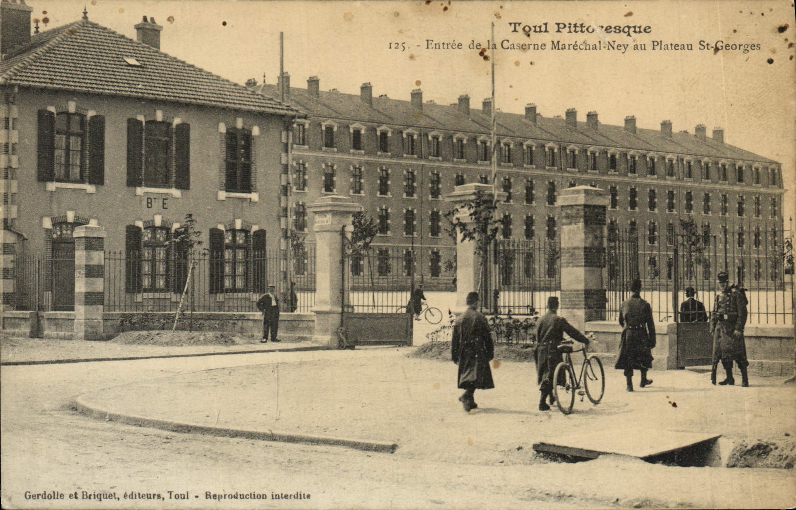 CPA Toul Pitteresque Entree de la Caserne Marechal Ney au Plateau St Georges Militaria