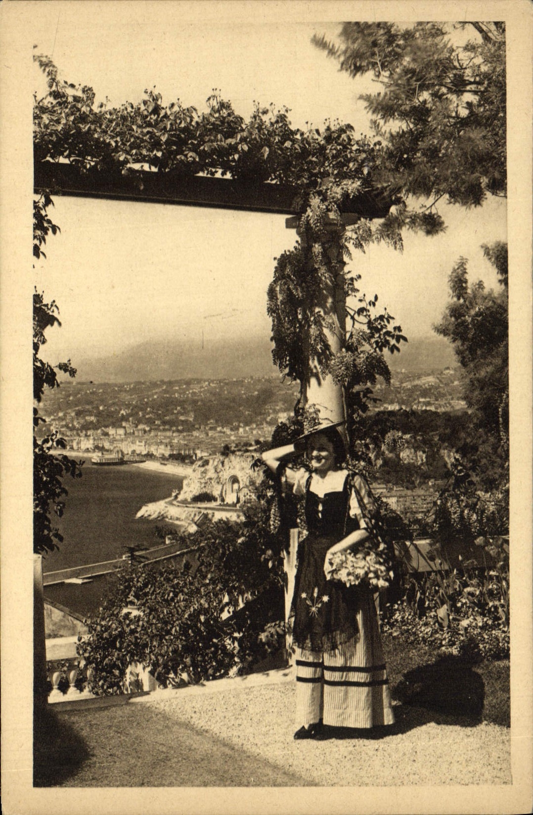 CPA Nice Entre les Pergolas Costume du Pays Femme Folklore