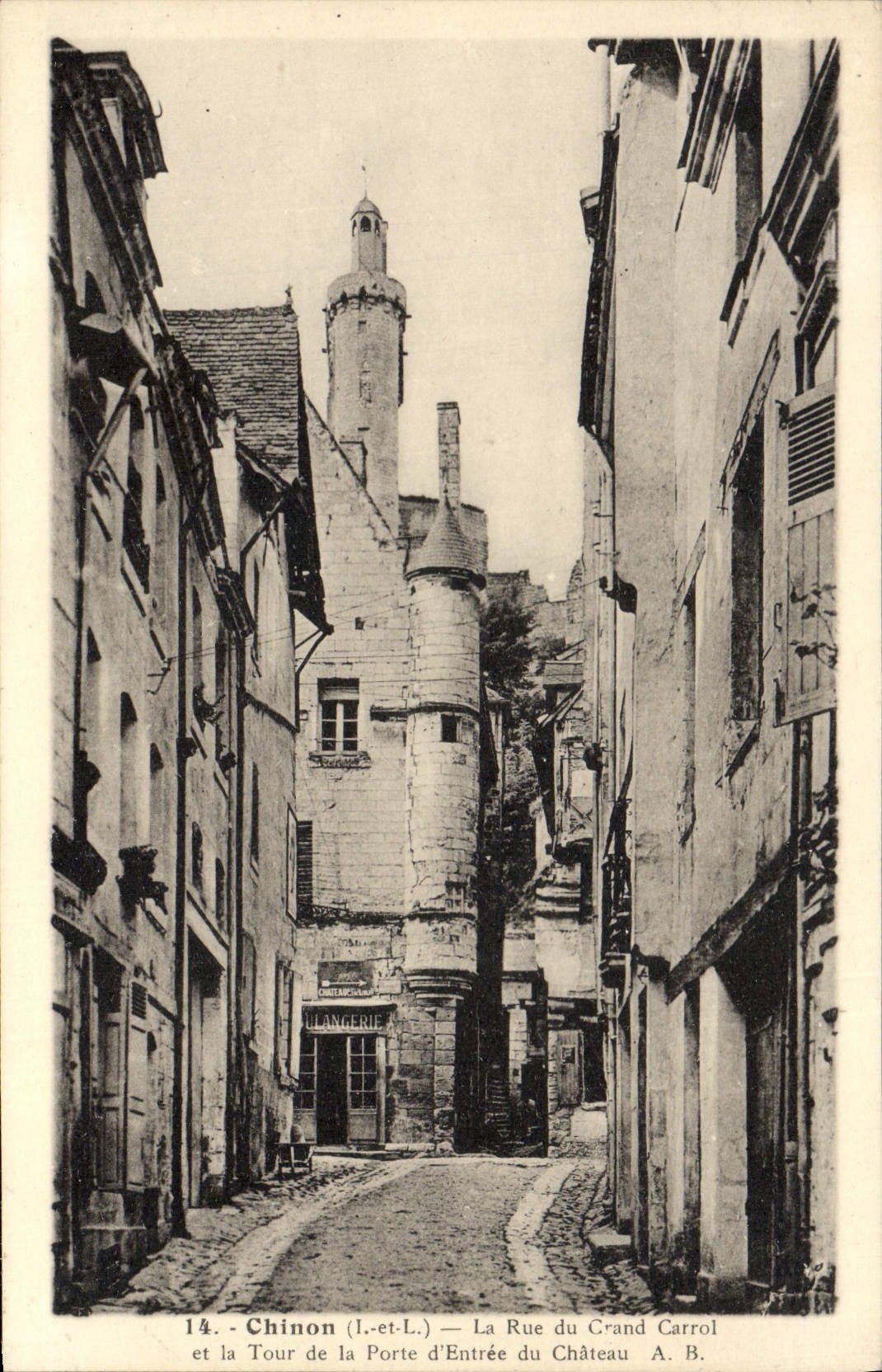 CPA Chinon La rue Du Crand Carrol et la tour de la porte d'entree du chateau 