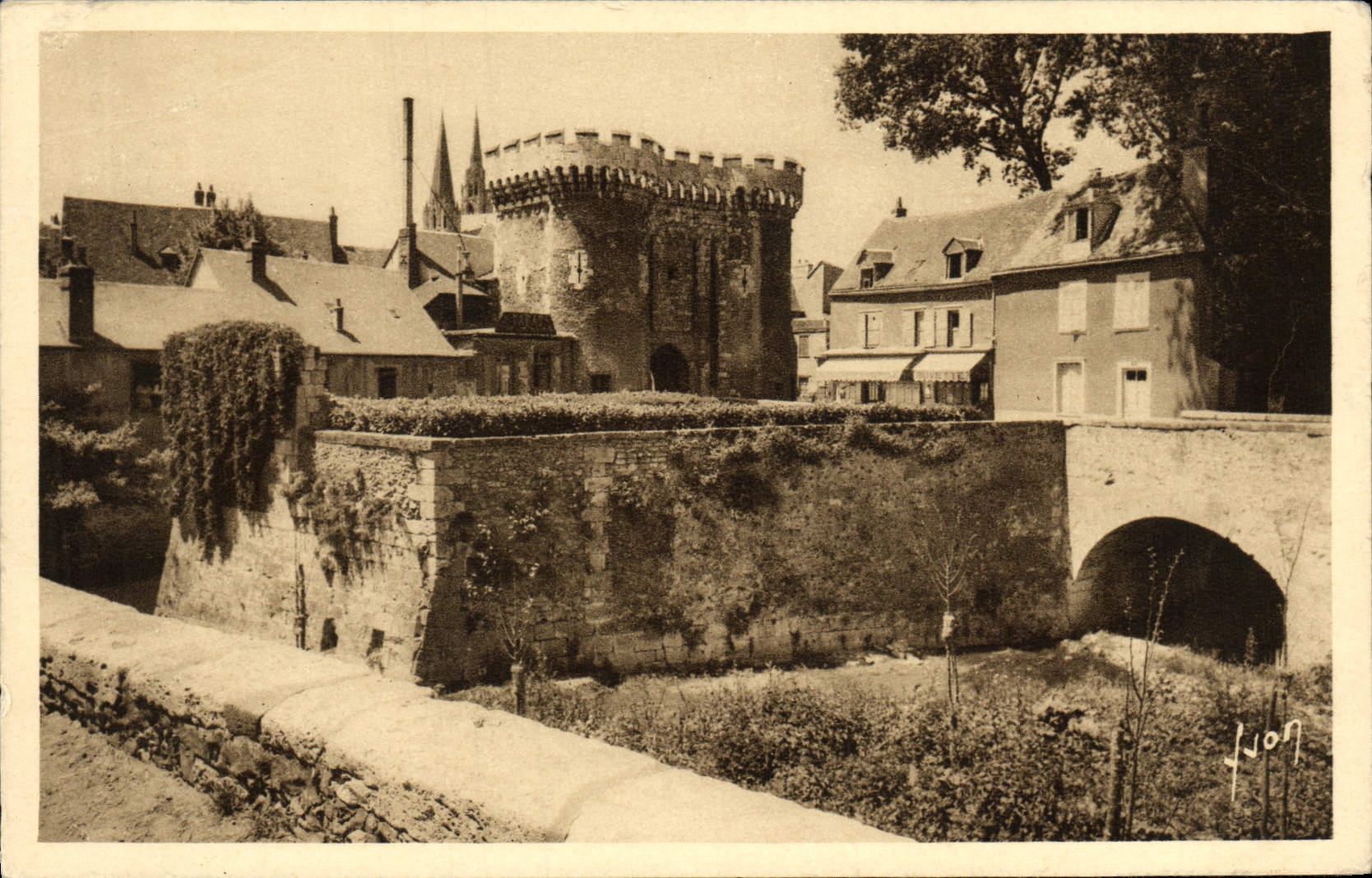 CPA Chartres La porte Guillaume et un des bras de l'Eure