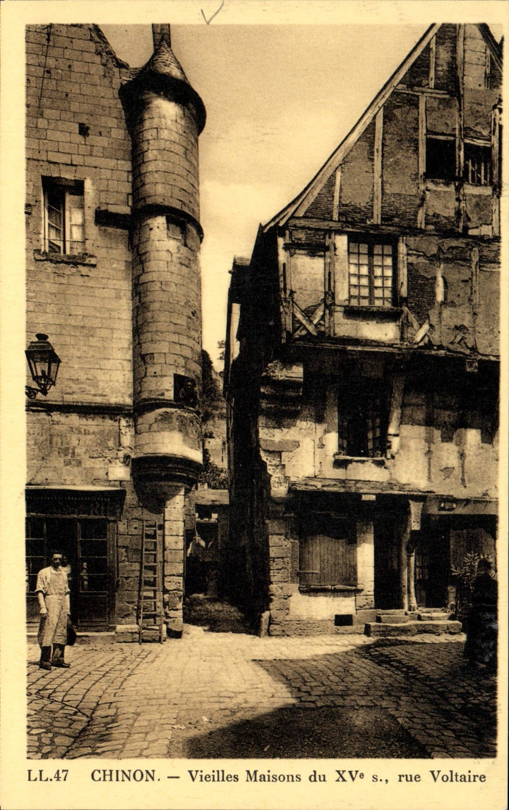 CPA Chinon Vieilles Maisons Du 15eme Rue Voltaire