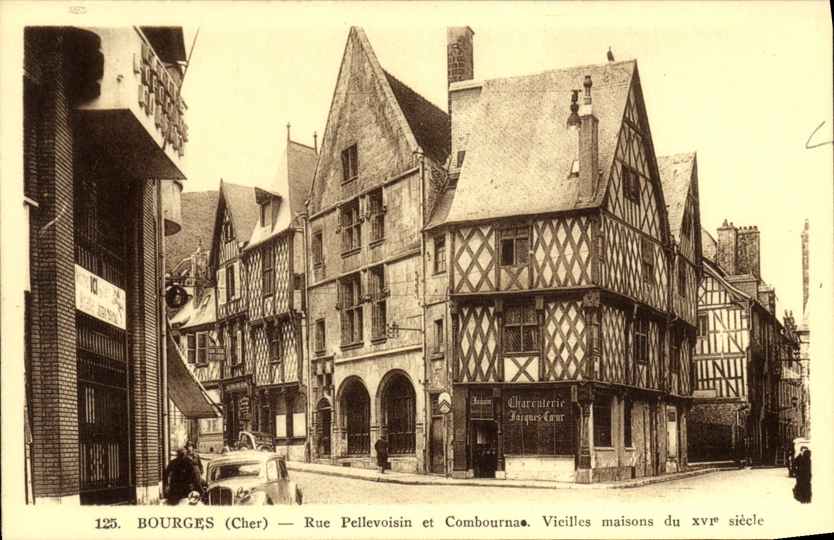 CPA Bourges Rue Pellevoisin et Combourna Vieilles maisons 