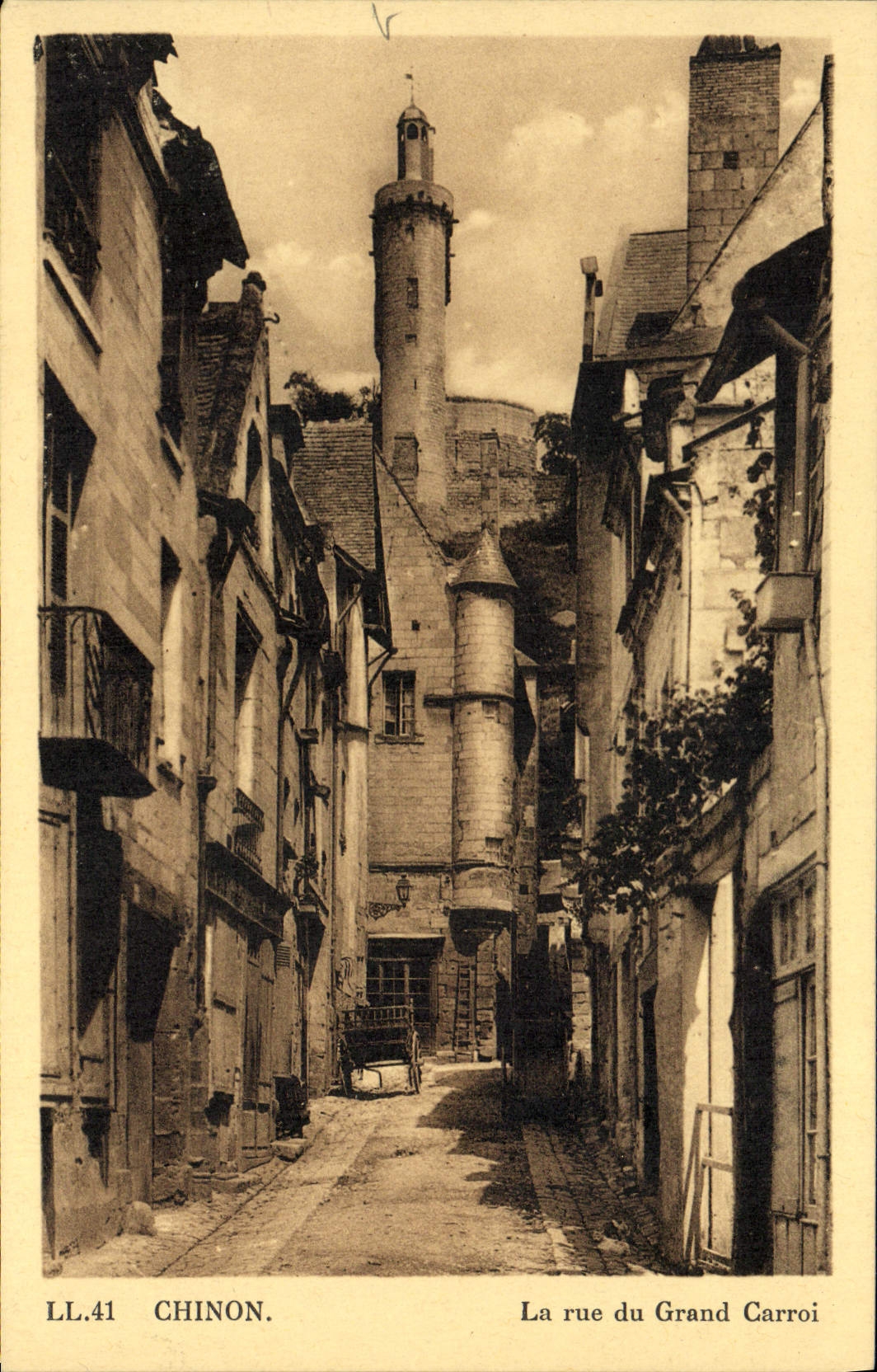 CPA Chinon La Rue du Grand carroi