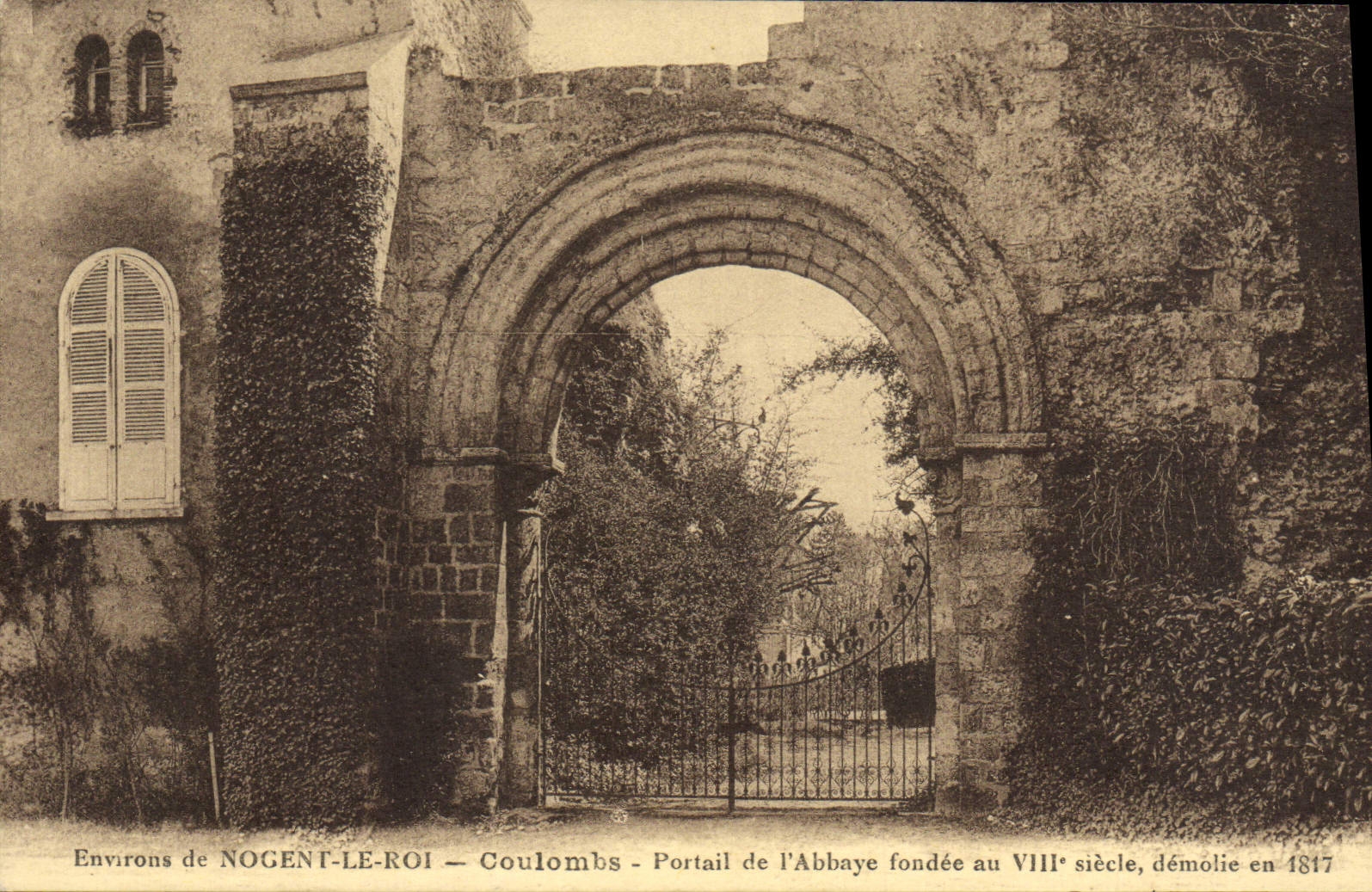 Coulombs — Portail de l'Abbaye fondée au VIIIe siècle, démolie en 1817