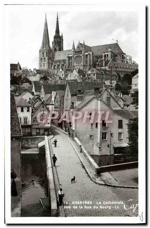 CPM Chartres La Cathedrale Vue De La Rue du Bourg 