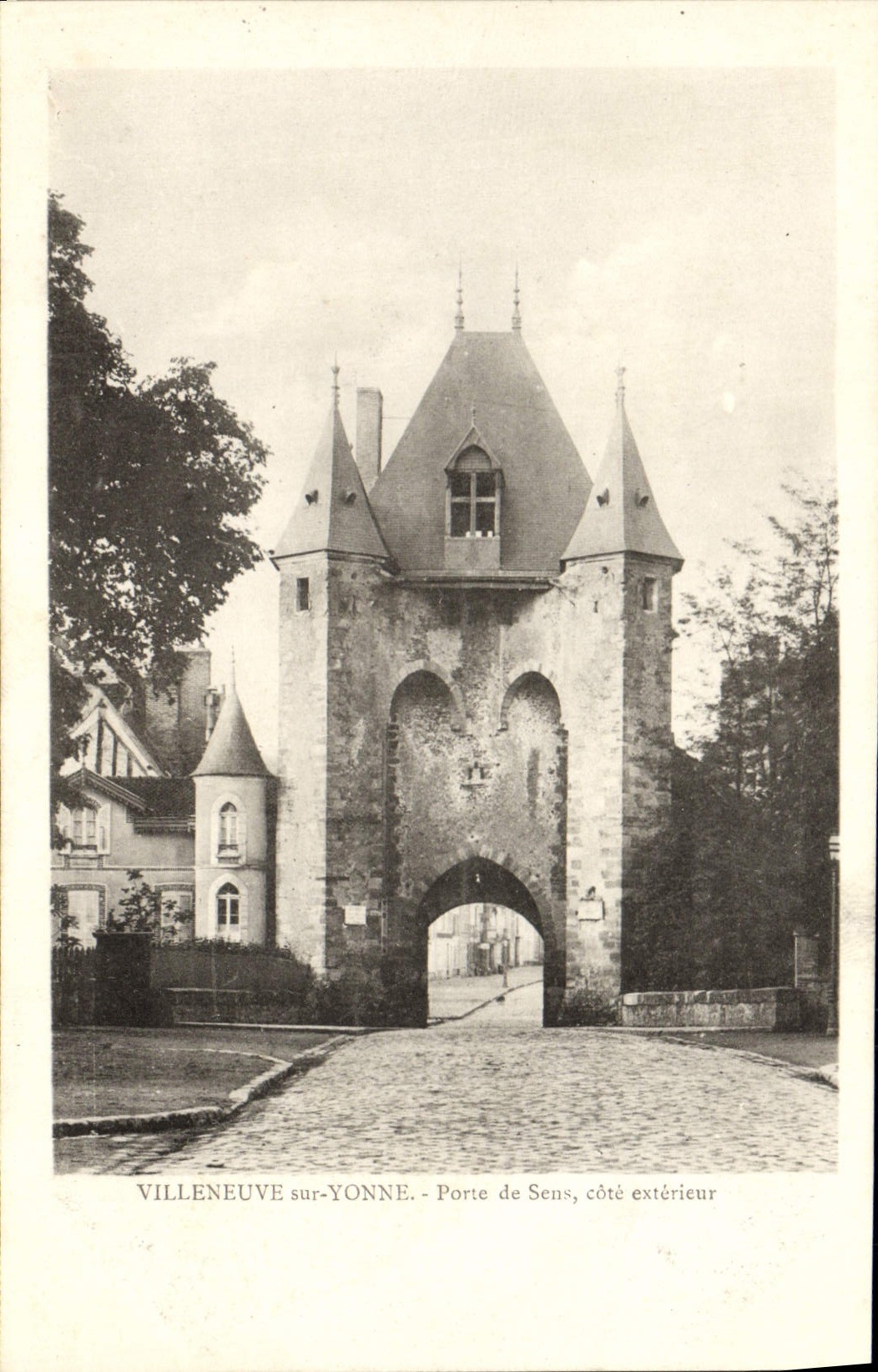 Villeneuve-sur-Yonne - Porte de Sens, côté extérieur