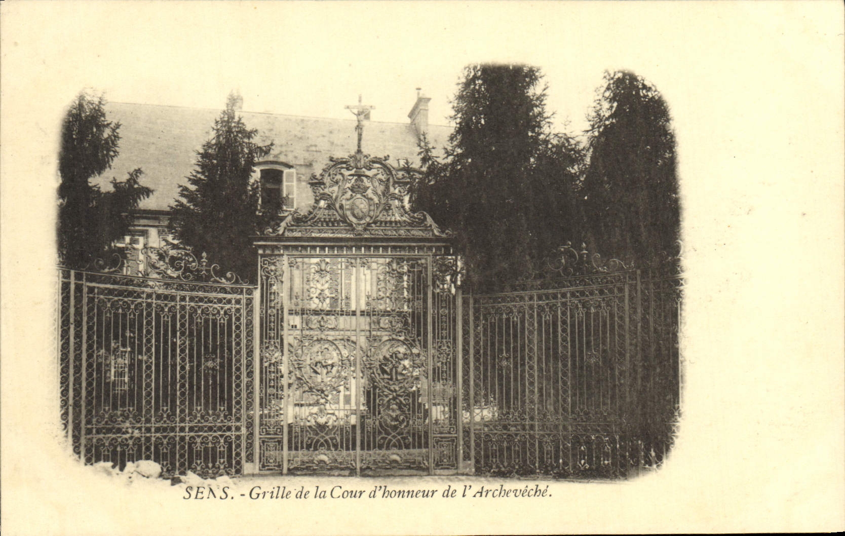 Sens - Grille de la Cour d'honneur de l'Archevêché
