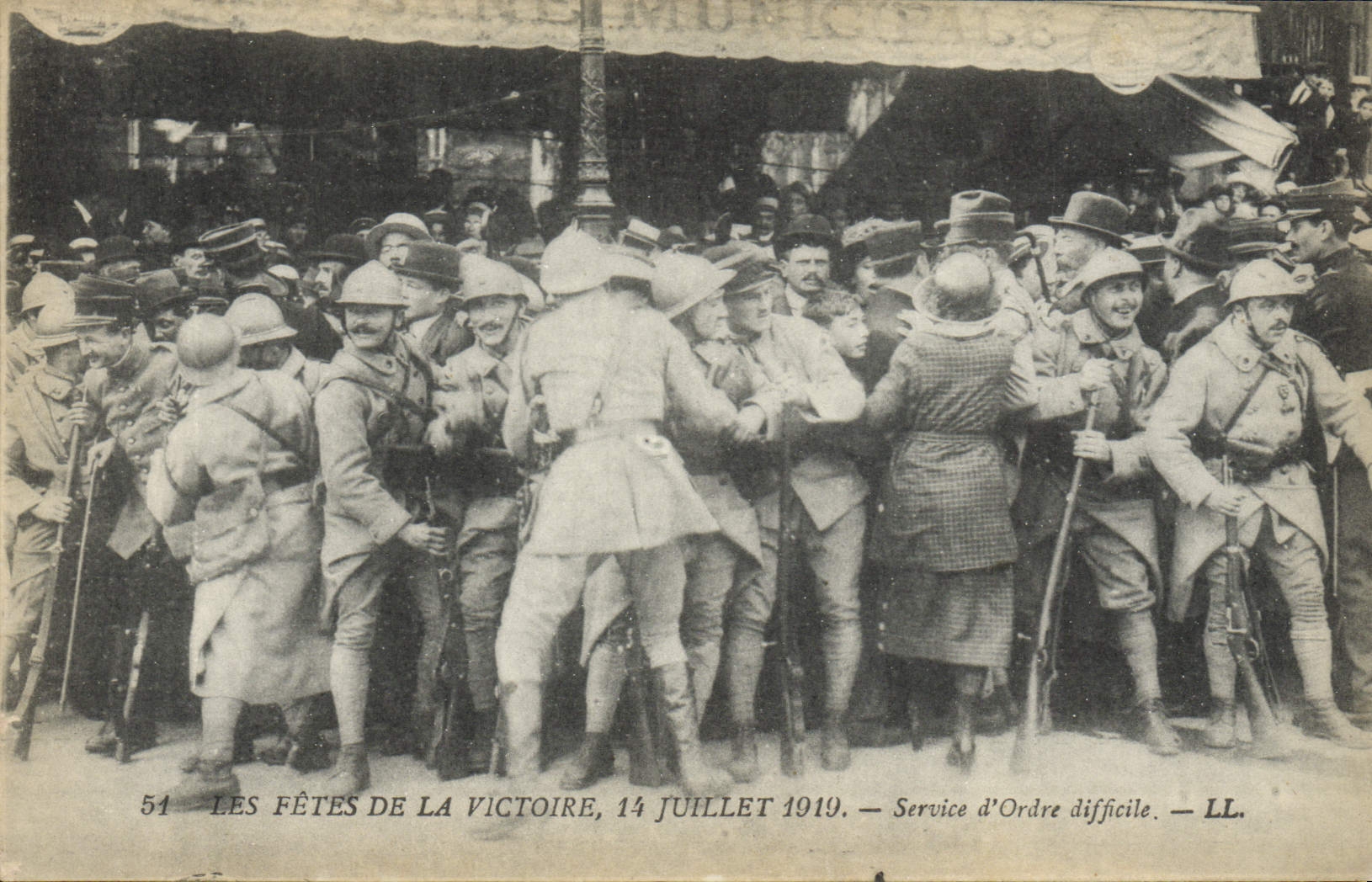 CPA Les Fetes De La Victoire 14 Juillet 1919 Service d'ordre difficile Militaria 