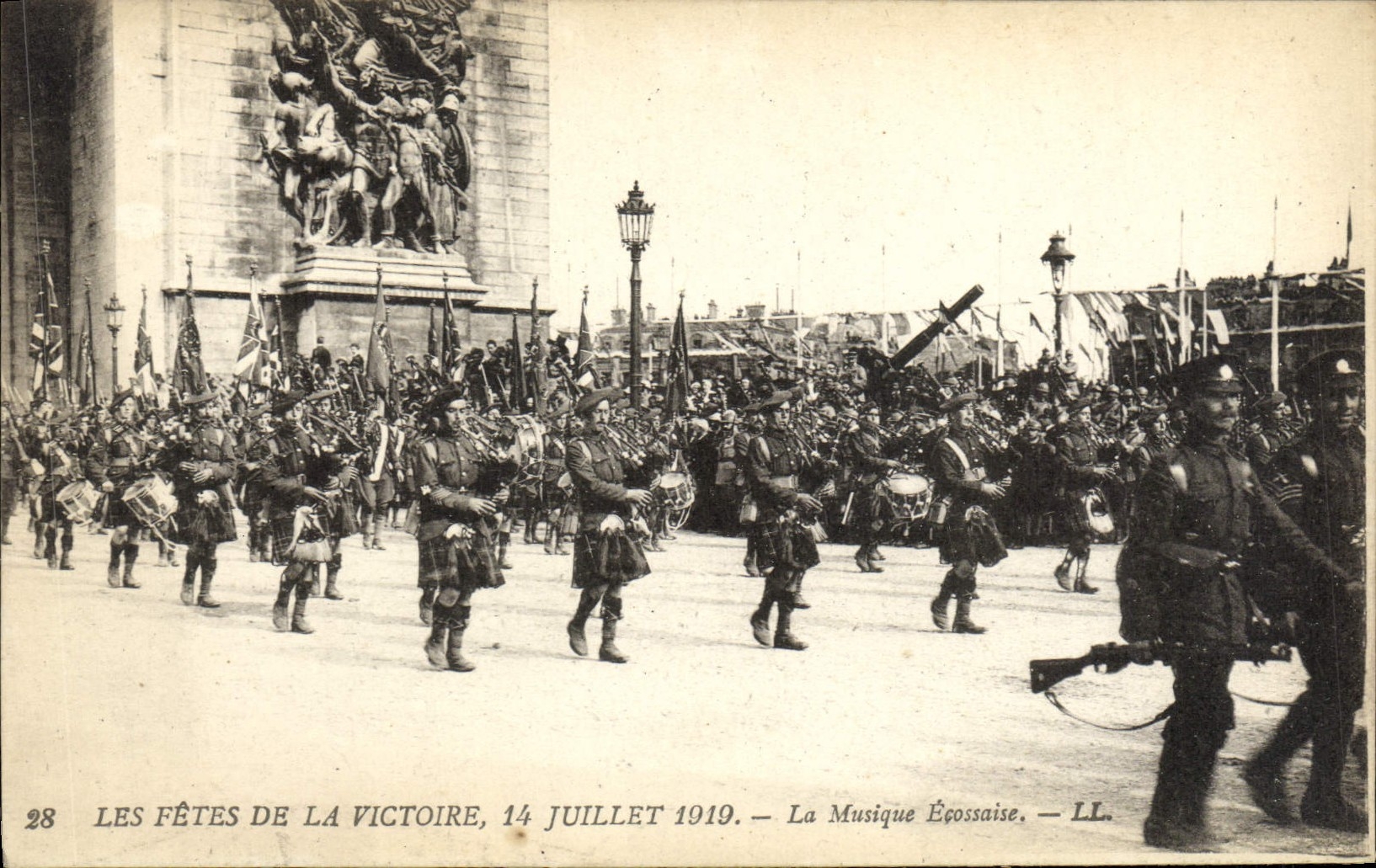 CPA Les Fetes De La Victoire 14 Juillet 1919 La musique ecossaise Militaria 