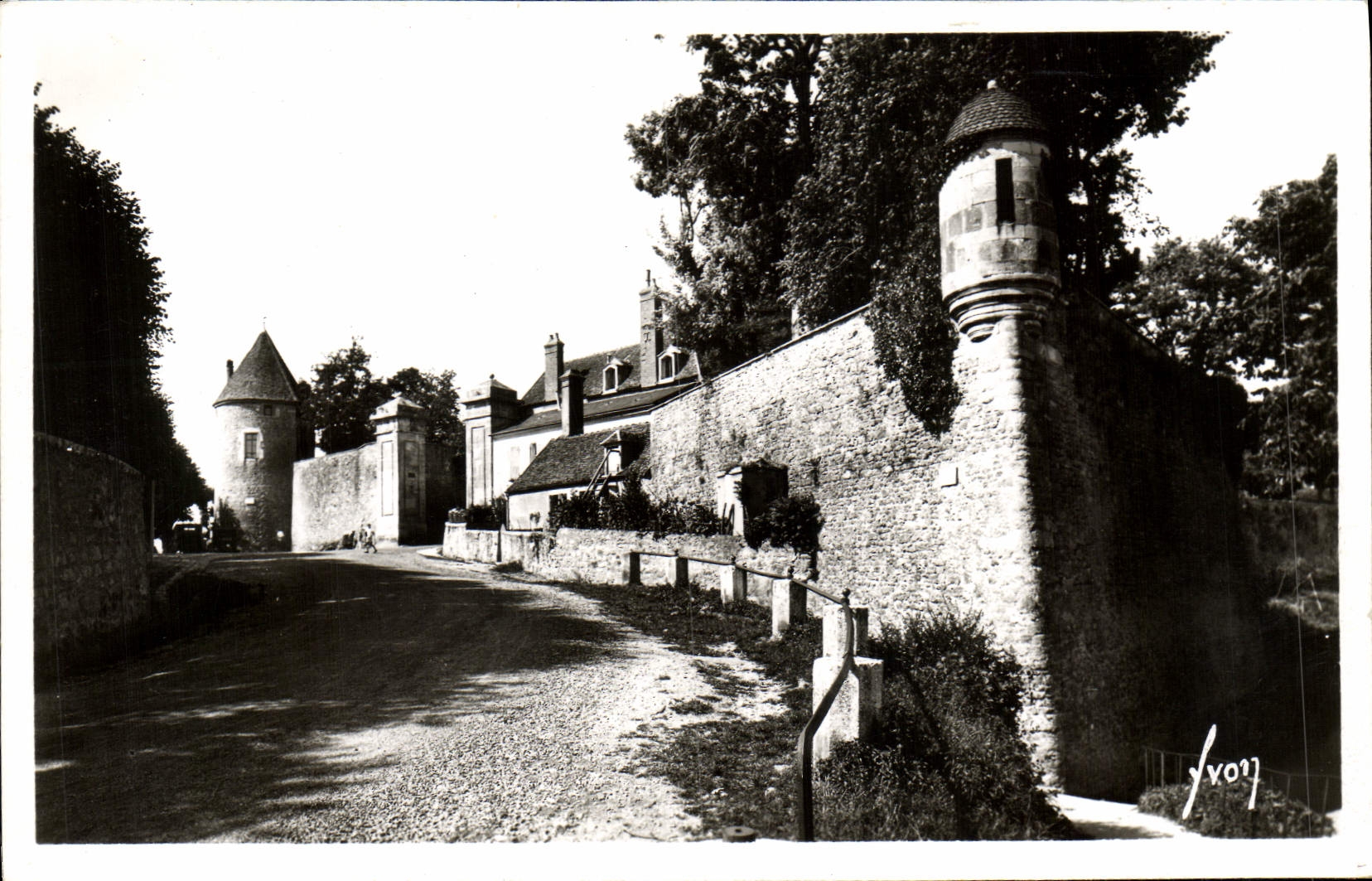 Avallon (Yonne) — La petite porte et tour Gaujard — Éditions d'Art 'Yvonne', Paris