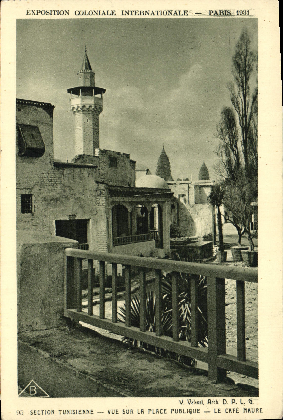 Exposition Coloniale Internationale — Paris 1931 — Section Tunisienne — Vue sur la Place Publique — Le Café Maure