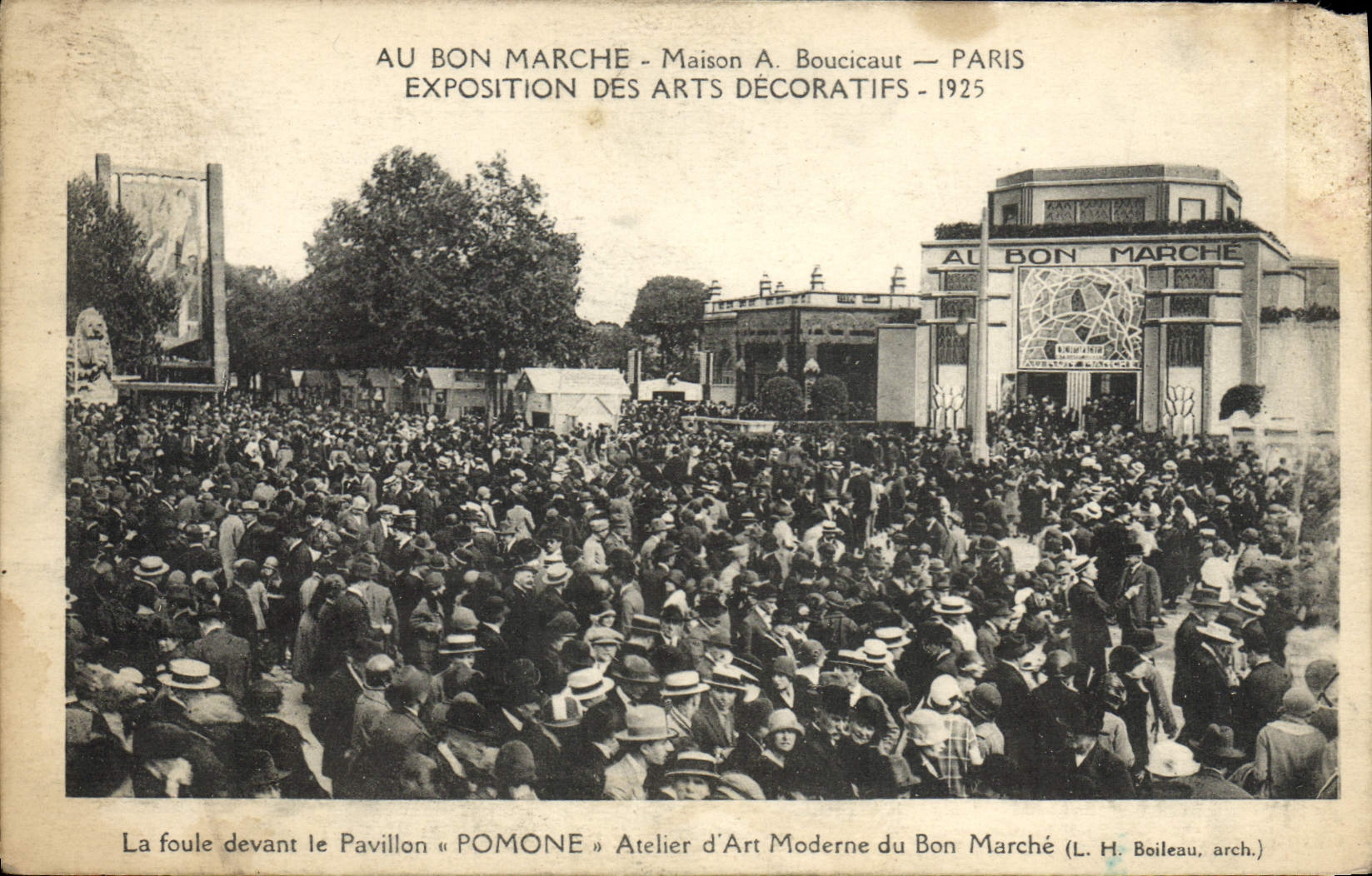 CPA Paris Exposition Internationale Des Arts Decoratifs 1925 La foule devant le pavillon pomone Atelier d'Art Bon Marche