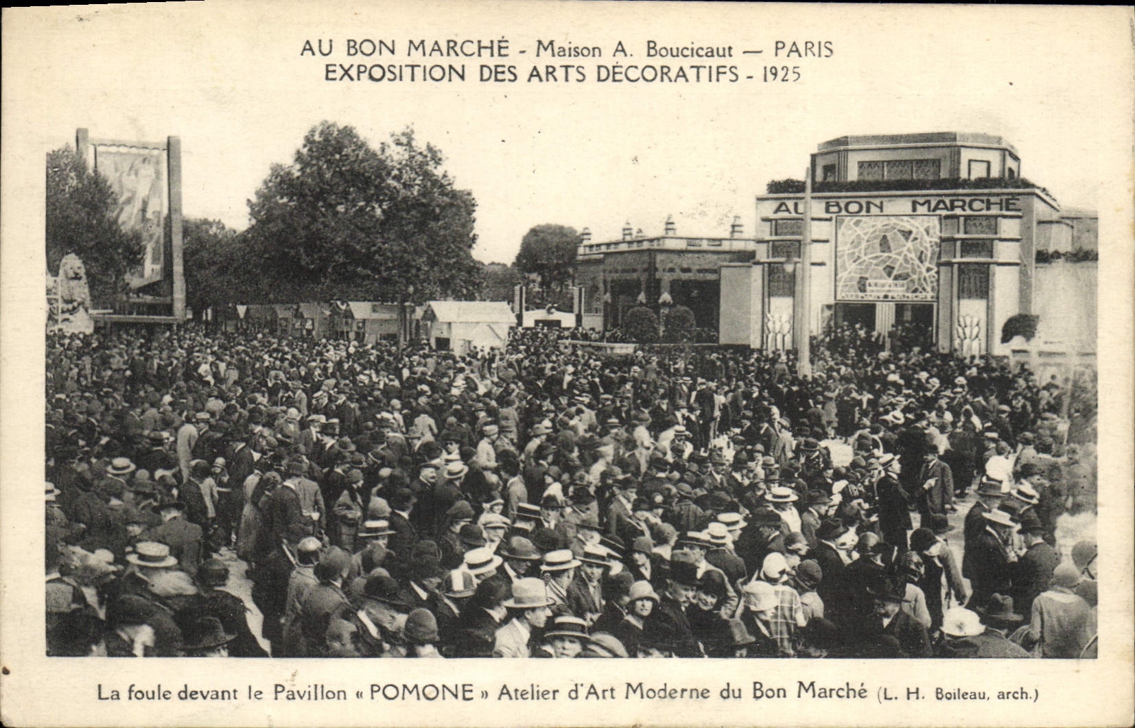 CPA Au Bon Marche Maison Paris Exposition Internationale Des Arts Decoratifs 1925 Vue generale La foule devant le pavill