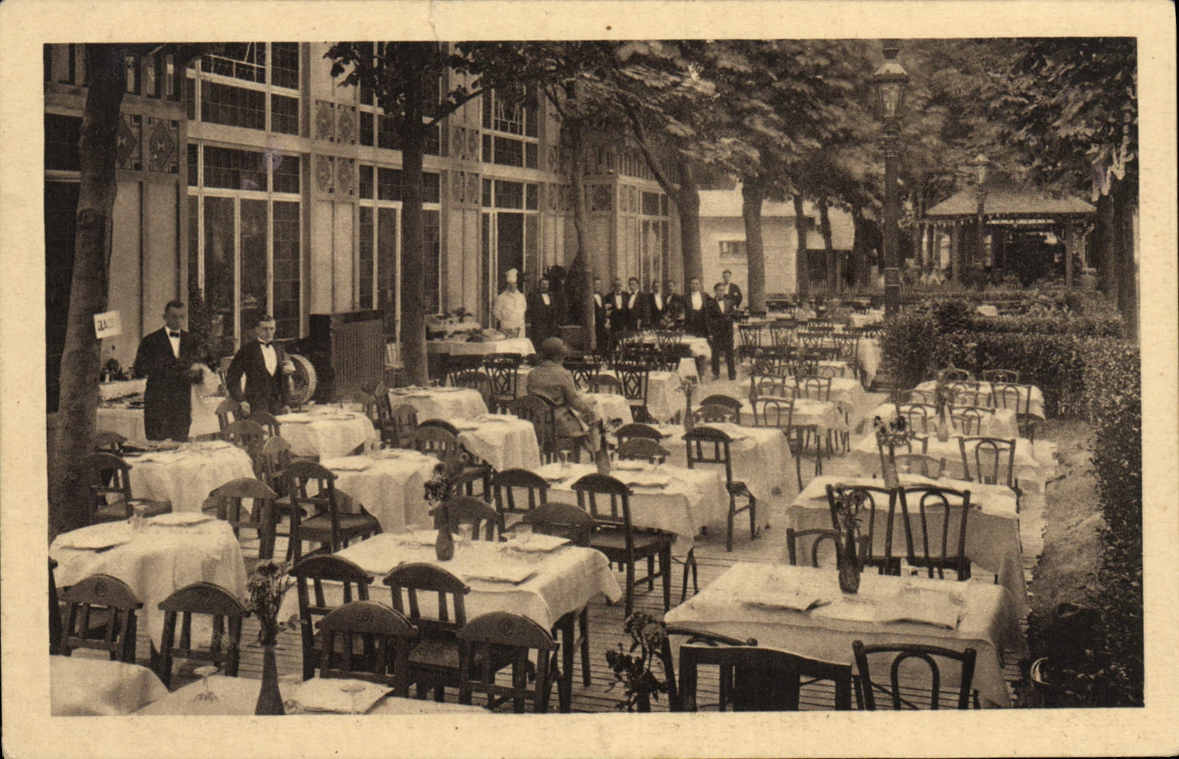 Restaurant avant l'heure du déjeuner — Exposition Internationale des Arts Décoratifs (Paris 1925) — Pavillon de Franche-Comté — Arch. M. Bouterin