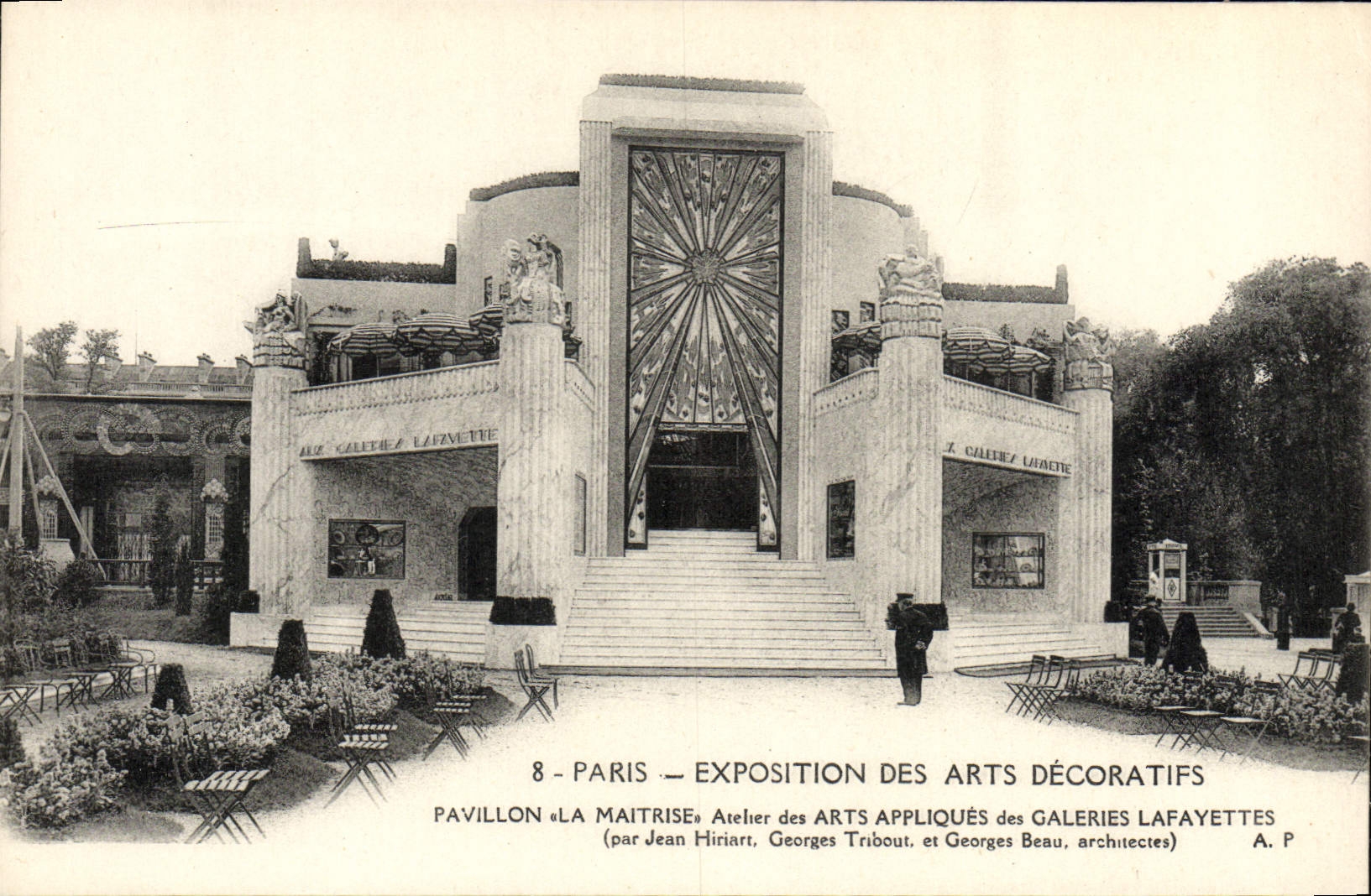 Paris — Exposition des Arts Décoratifs — Pavillon « La Maitrise » — Atelier des Arts Appliqués des Galeries Lafayette (par Jean Hiriart, Georges Tribout et Georges Beau, architectes)