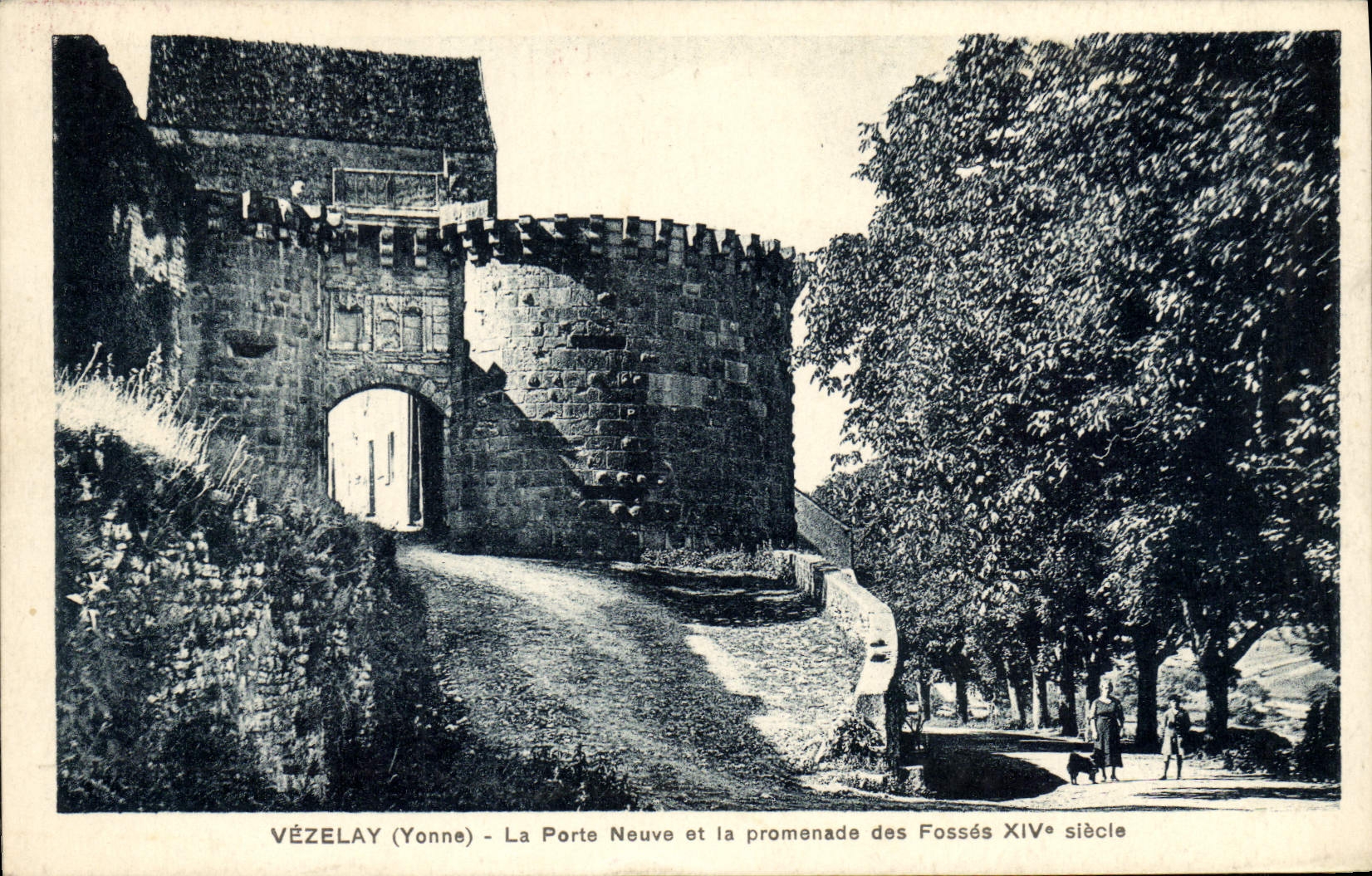Vézelay (Yonne) - La Porte Neuve et la promenade des Fossés XIVe siècle