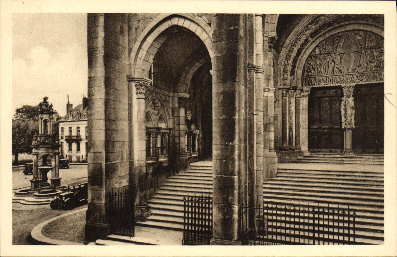 Autun Antique — Portail principal de la Cathédrale Saint-Lazare et Place Saint-Louis — Héliogravure d'Art Coquebert et Truchot, Autun
