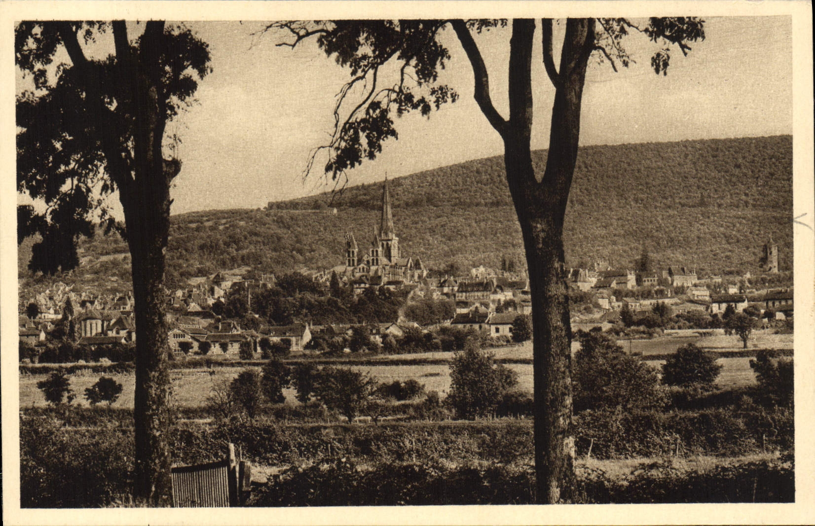 Autun-Antique — Vue sur la chaîne de montagnes qui domine la ville au sud — Héliogravure d'Art P. Coqueugnart & C. Trachot