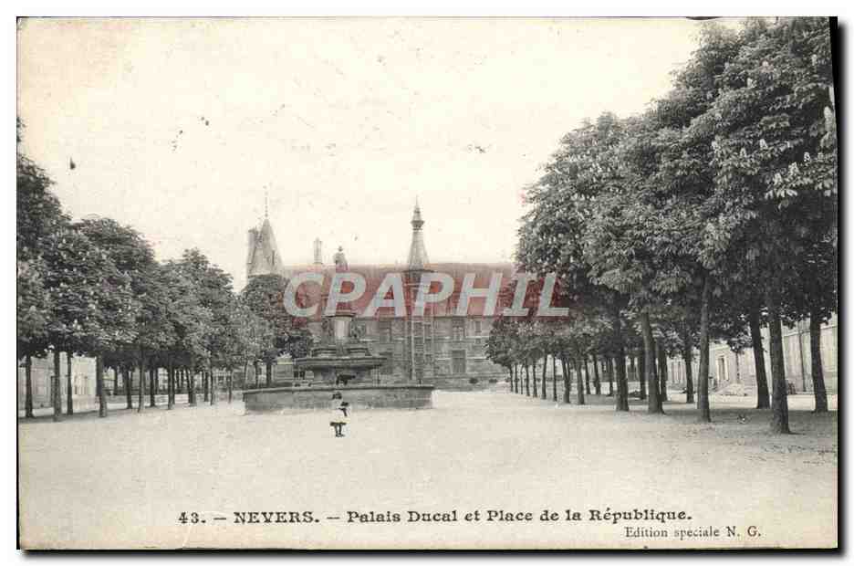 CPA Nevers Palais Ducal Et Place De La Republique