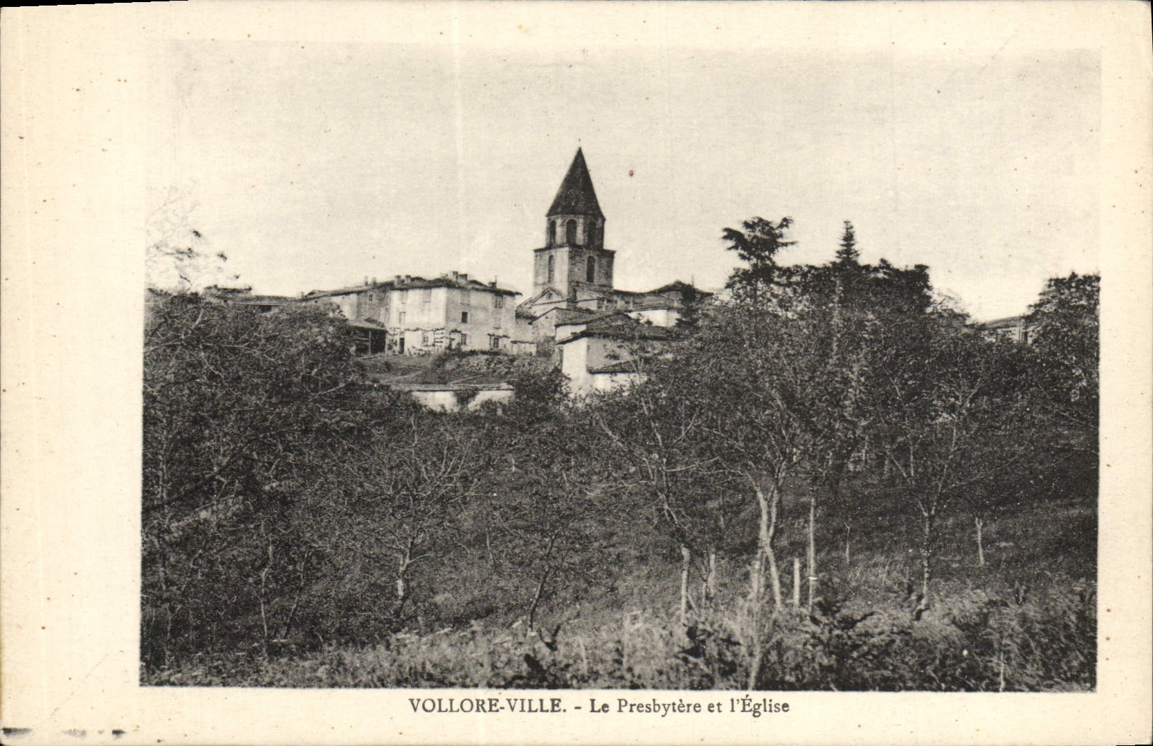 Vollore-Ville — Le Presbytère et l'Église — Éditeur non identifié