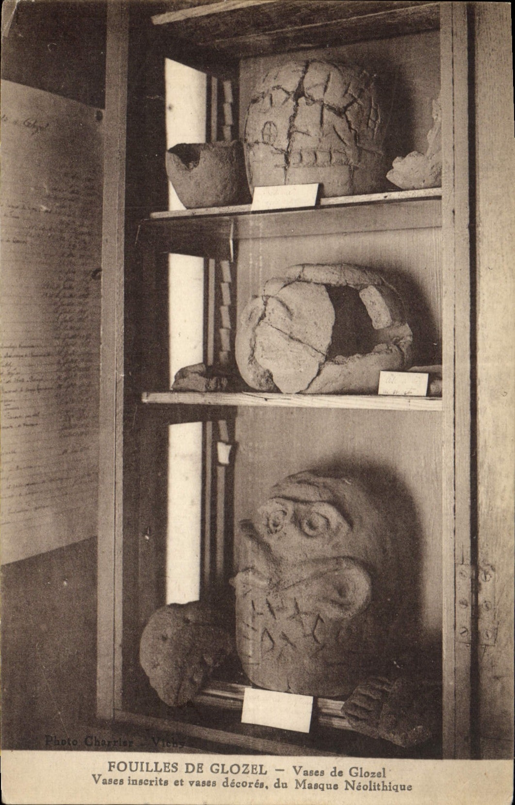 CPA Fouilles De Glozel Vases De Glozel Masque neolithique 