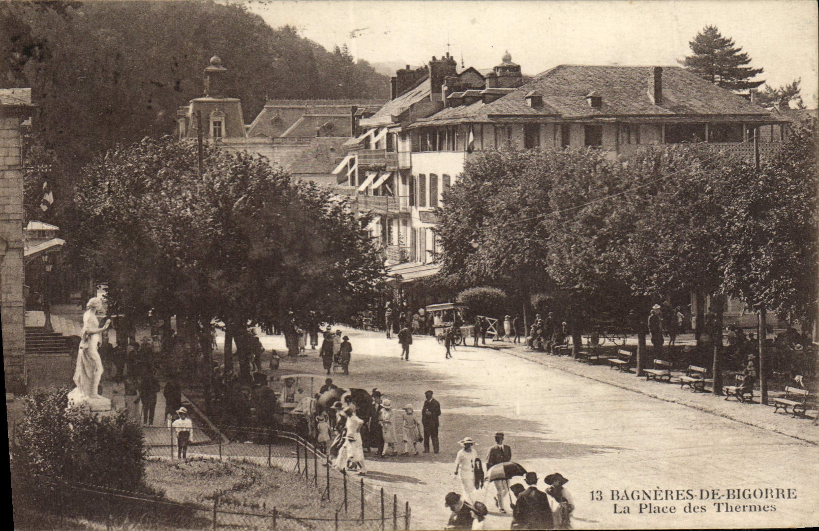 Bagnères-de-Bigorre — La Place des Thermes — Édition Bravy n°13