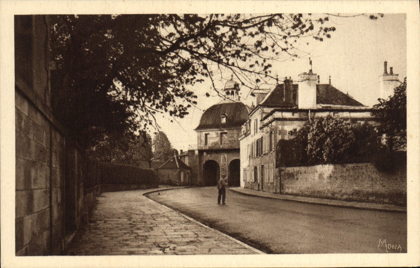 Langres — Porte des Moulins (1647), entrée sud de la ville — Mona
