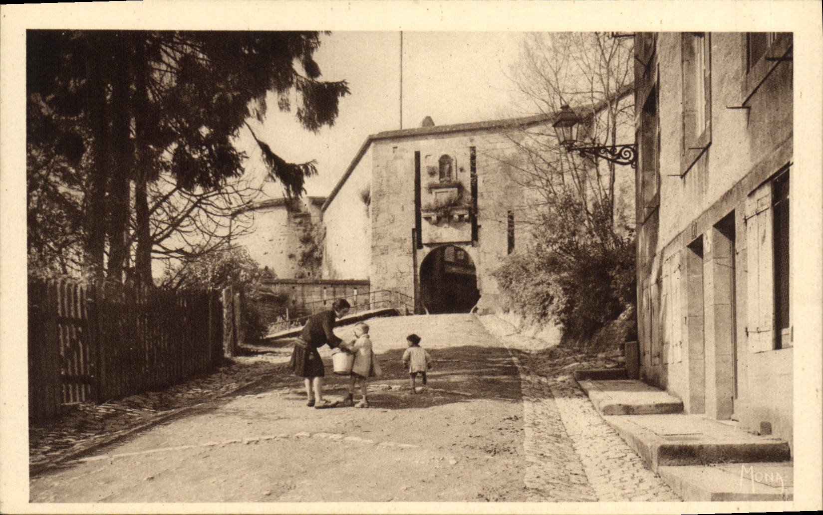 Porte Henri IV et tour (1604), à l'est de la ville — Langres — Éditions d'art MONA, Paris