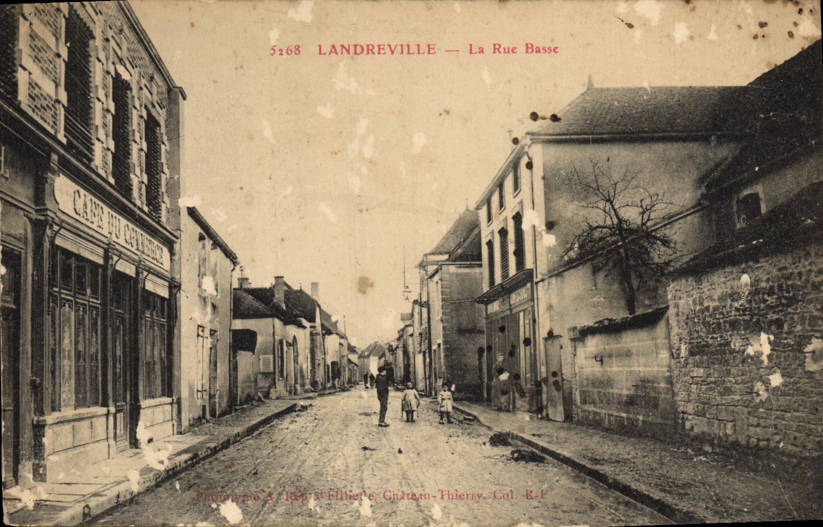 CPA Landreville La Rue Basse Enfants Cafe du commerce