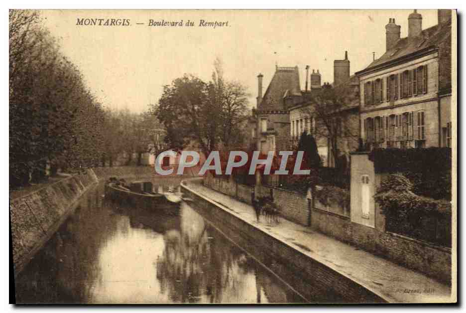 CPA Montargis Boulevard Du Rempart Bateau