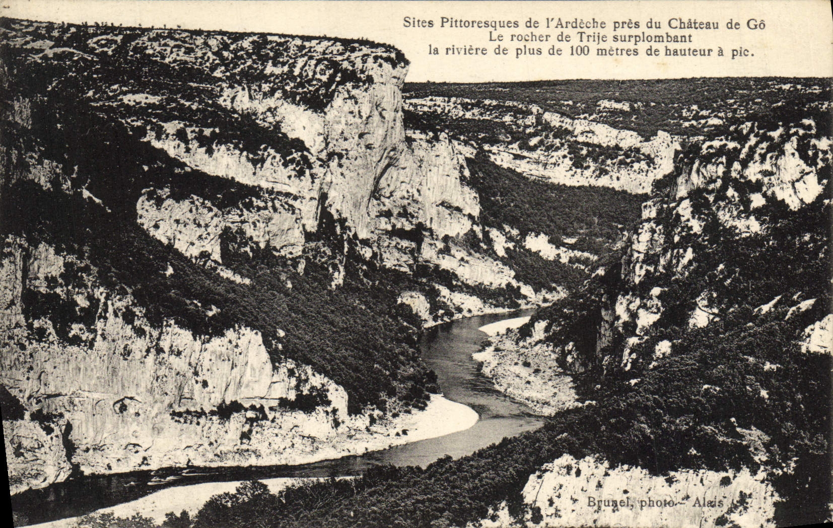 Sites Pittoresques de l'Ardèche près du Château de Gô — Le rocher de Trije surplombant la rivière de plus de 100 mètres de hauteur à pic — Brugel, photo-Alais
