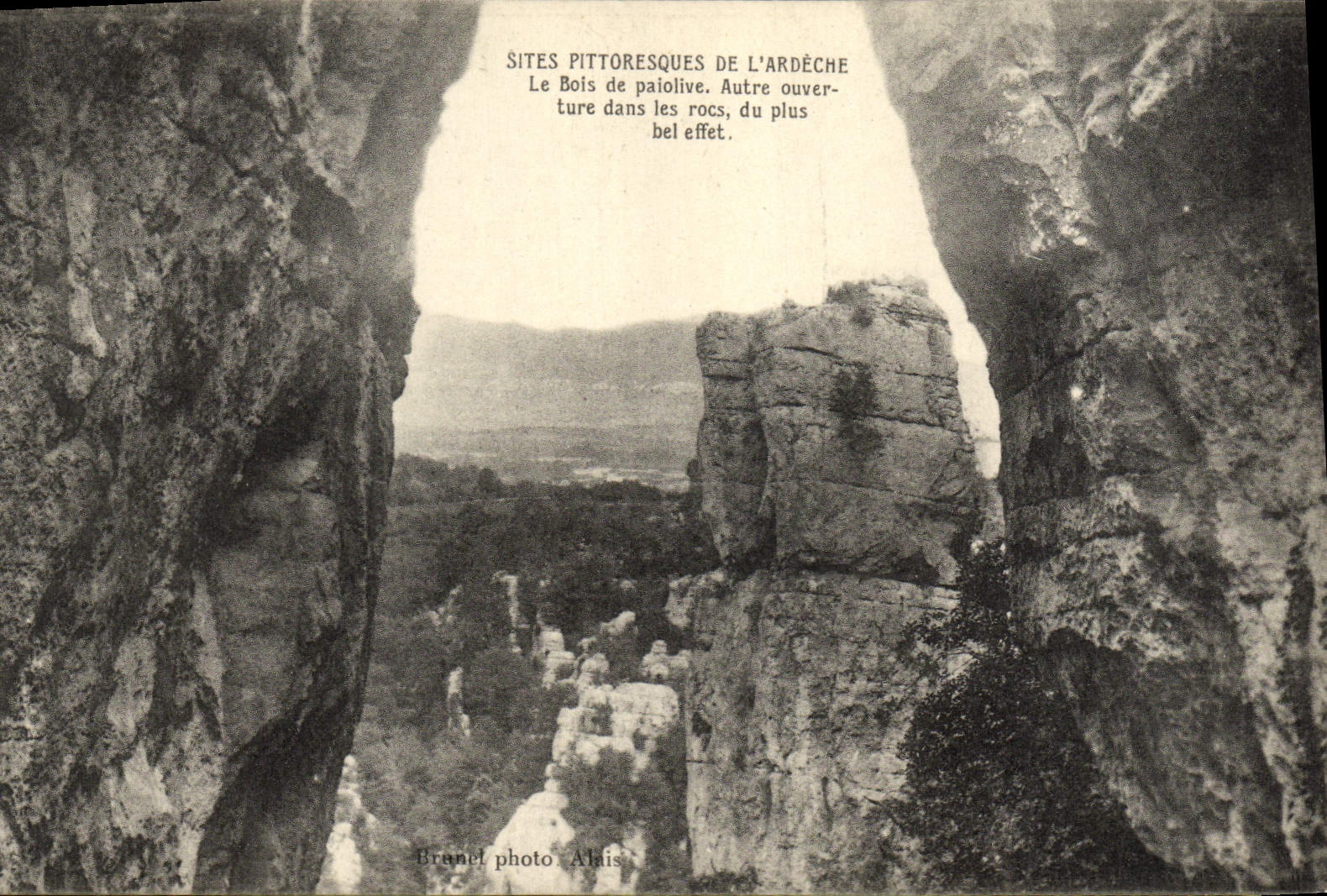Sites pittoresques de l'Ardèche — Le Bois de Paiolive, autre ouverture dans les rocs, du plus bel effet — Brunet photo, Alais