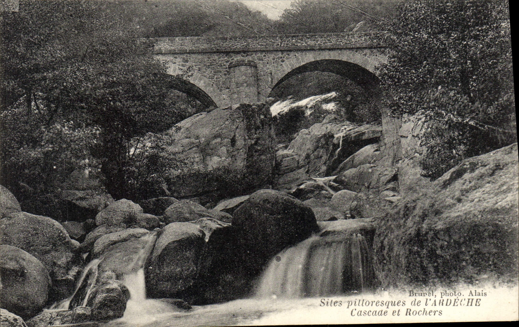 Sites pittoresques de l'Ardèche — Cascade et Rochers — Bruvel, photo. Alais