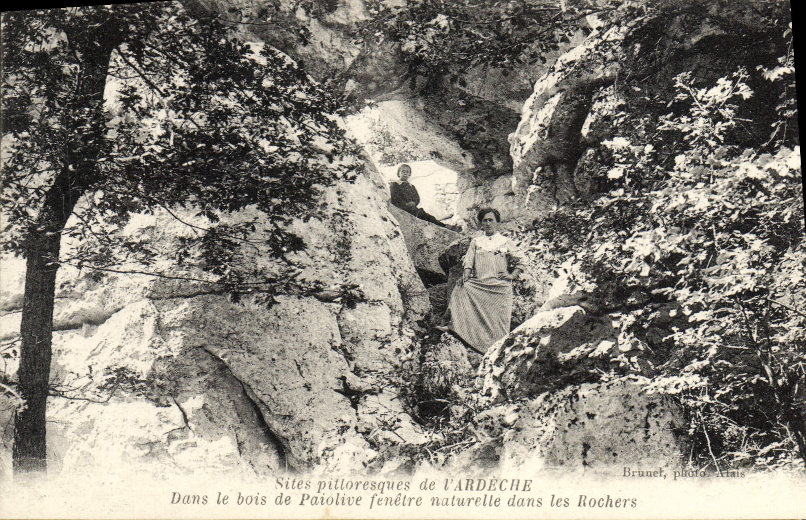 Sites pittoresques de l'ARDECHE — Dans le bois de Paiolive, fenêtre naturelle dans les Rochers — Brunel, photo. Alais