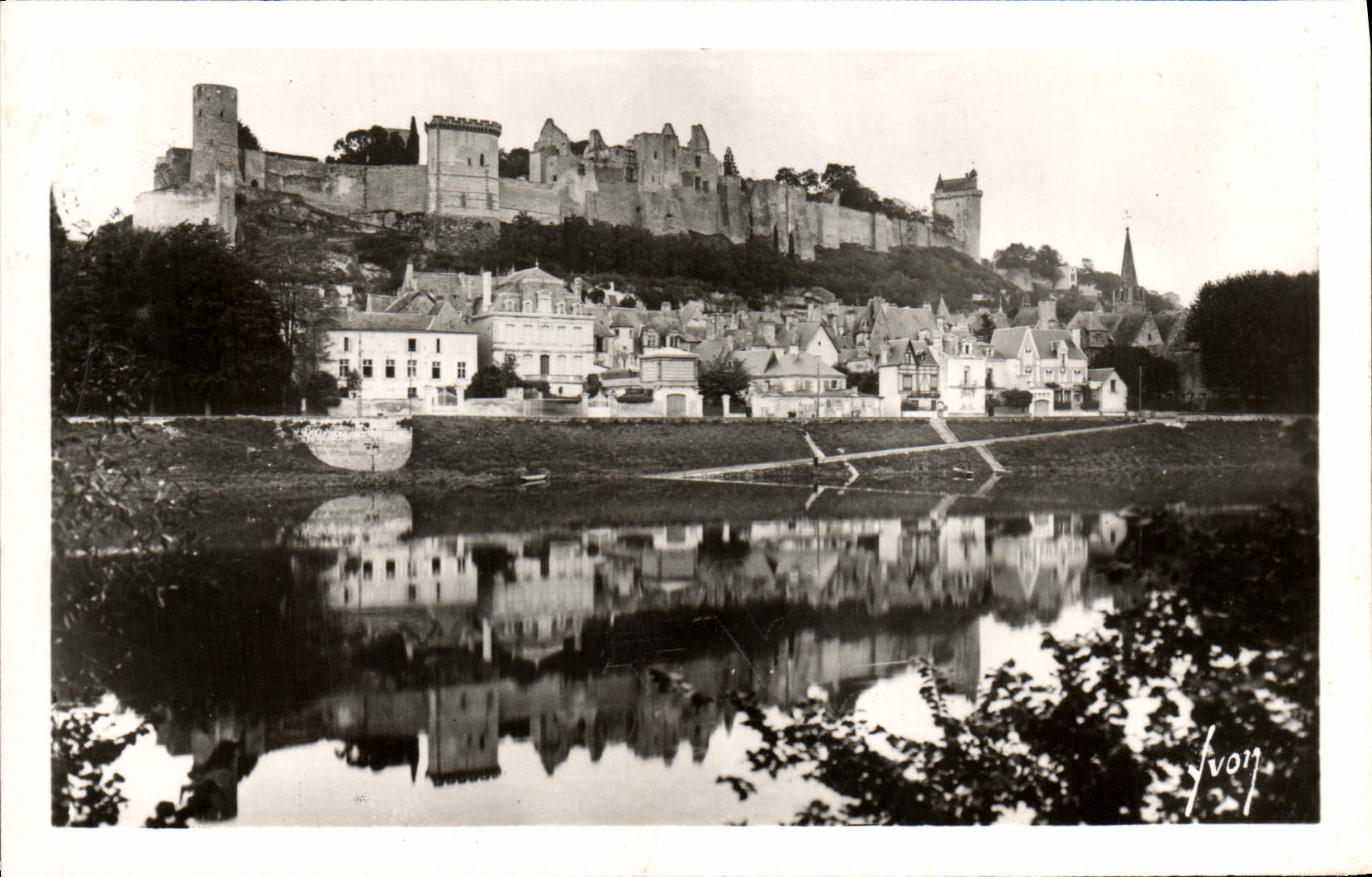 CPA Chinon Le Chateau Vu Des Rives De La Vienne